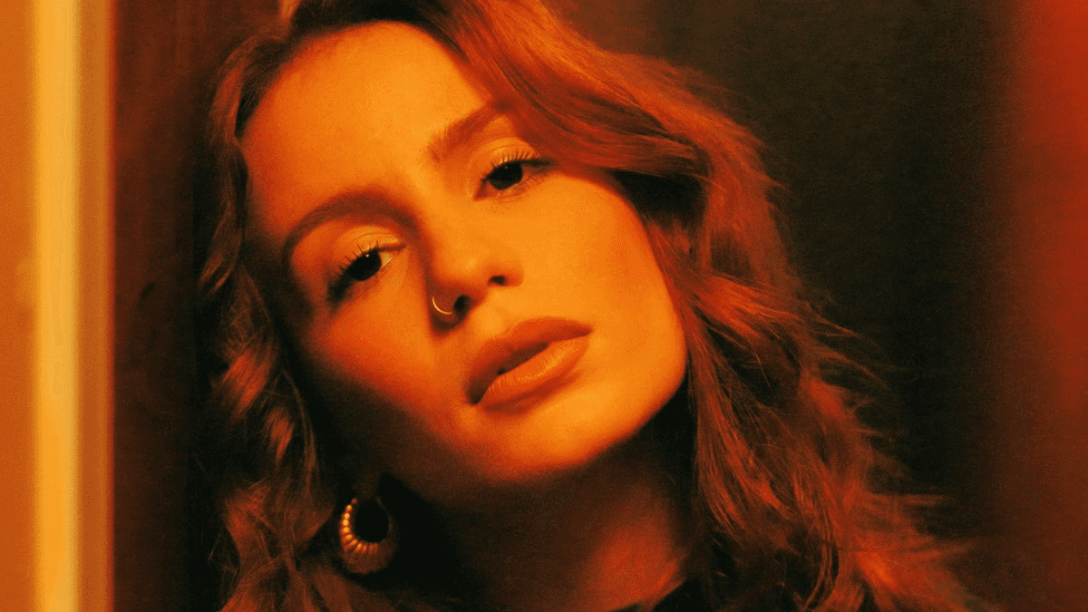 Carol Biazin anuncia data de estreia do disco “No escuro, Quem é você?” e revela tracklist