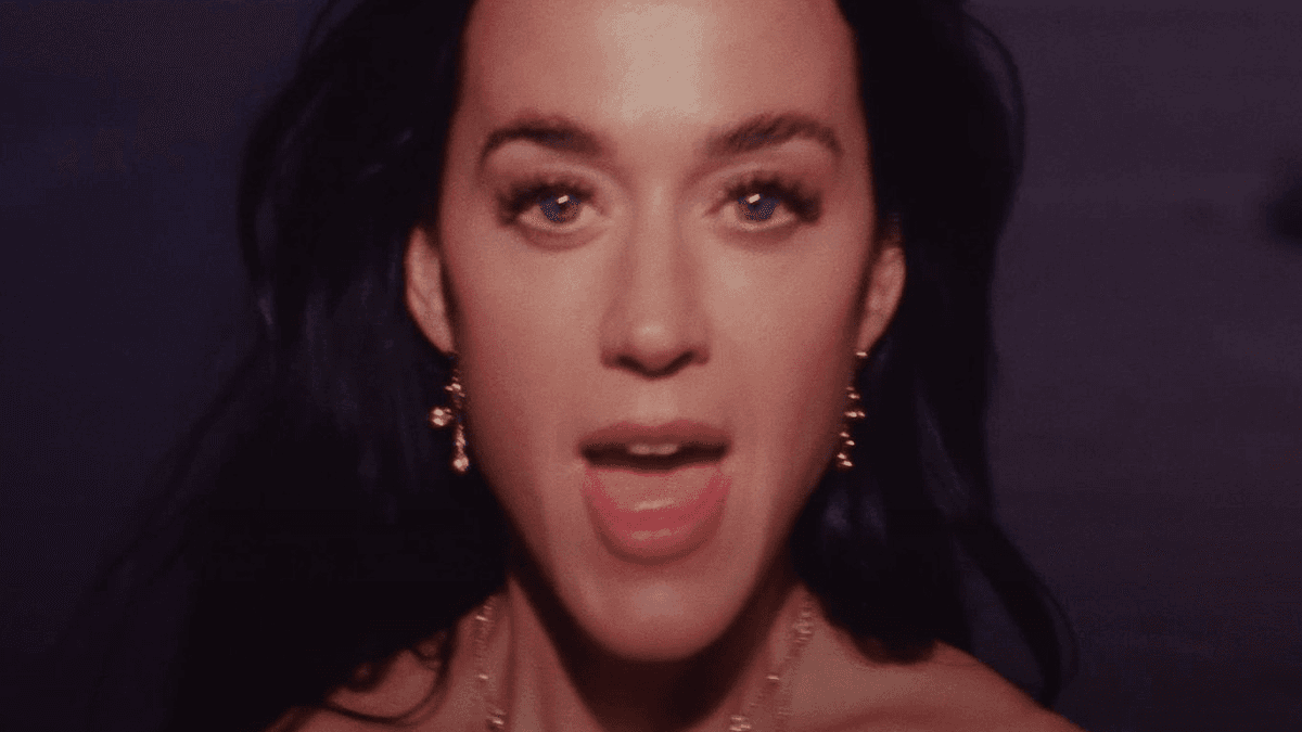 Katy Perry curte a vida no clipe de “Lifetimes”; assista
