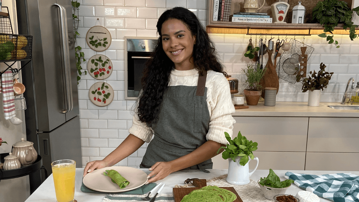 Bella Campos mostra dotes culinários com receita vegetariana que aprendeu com a mãe  