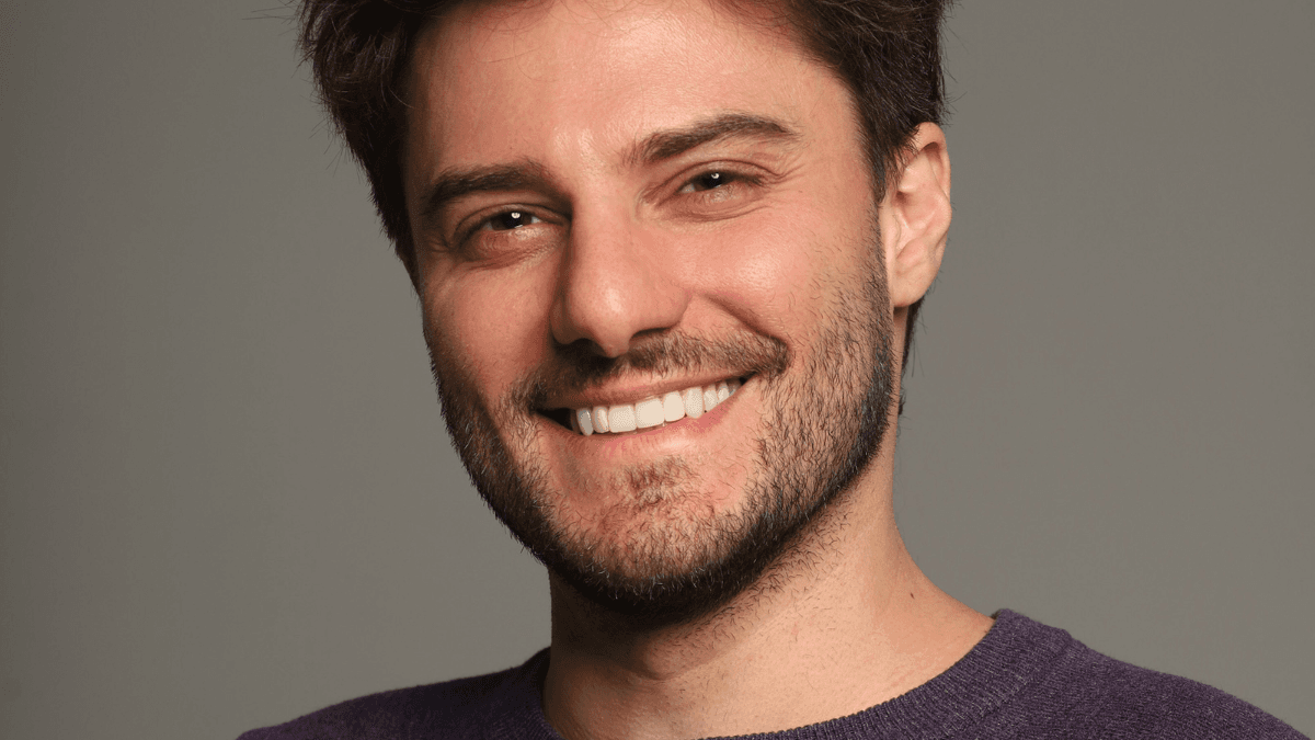 Hugo Bonemer vive empresário que aspira carreira política em “Necklace”