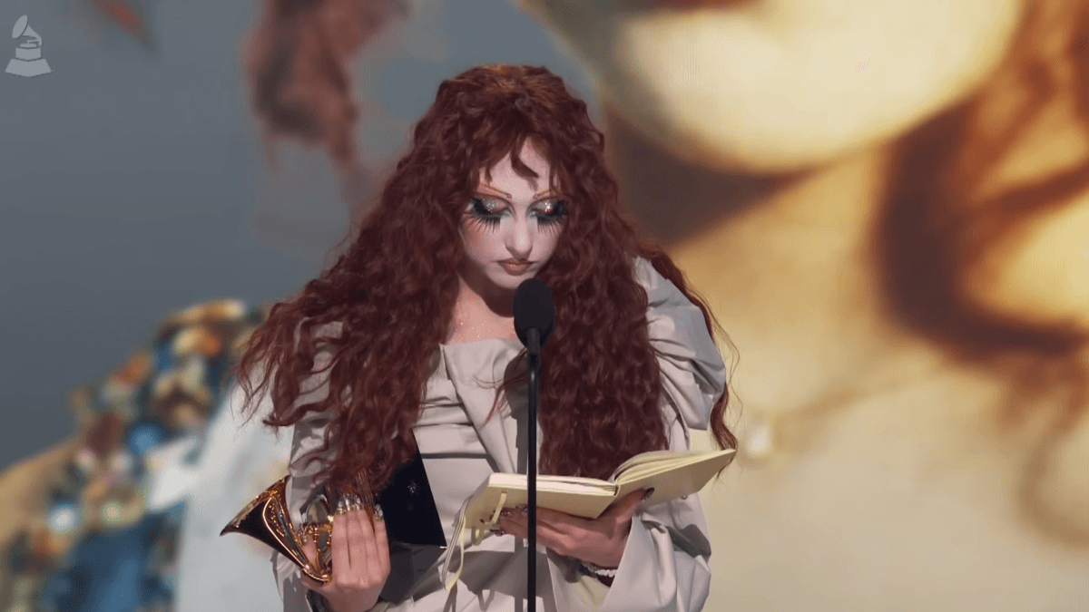 Chappell Roan pede por melhorias na indústria musical após vencer Artista Revelação no Grammy 2025