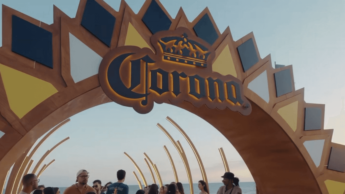 Corona celebra 100 anos com Sunset especial antes do show de Lady Gaga em Copacabana