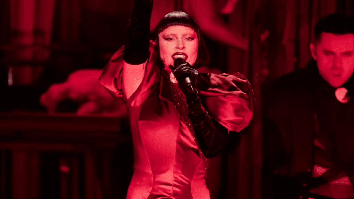 Lady Gaga enfrenta problemas com microfone em show e momento viraliza na web