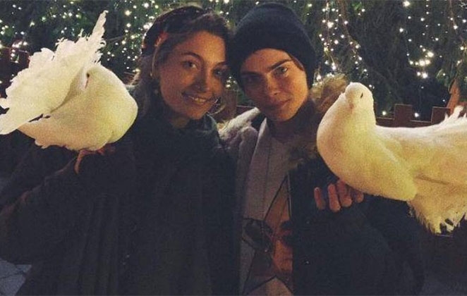 TÁ ROLANDO: Cara Delevingne e Paris Jackson são vistas juntas