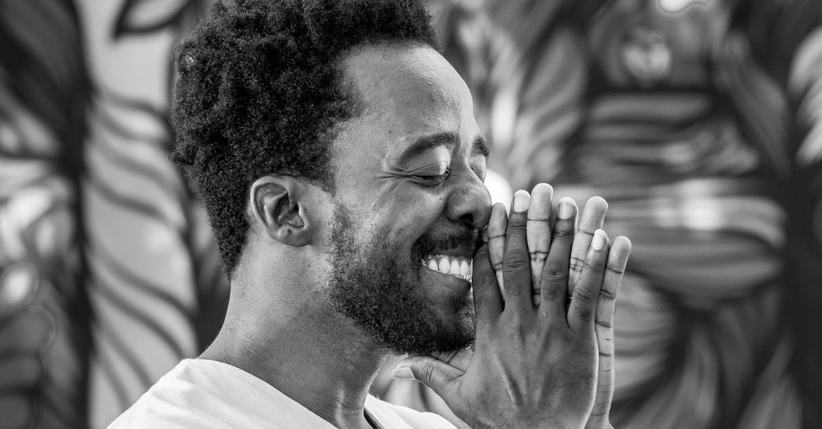 Entrevista | Alan Rocha fala sobre álbum de estreia com participação de Diogo Nogueira, cinema e musicais