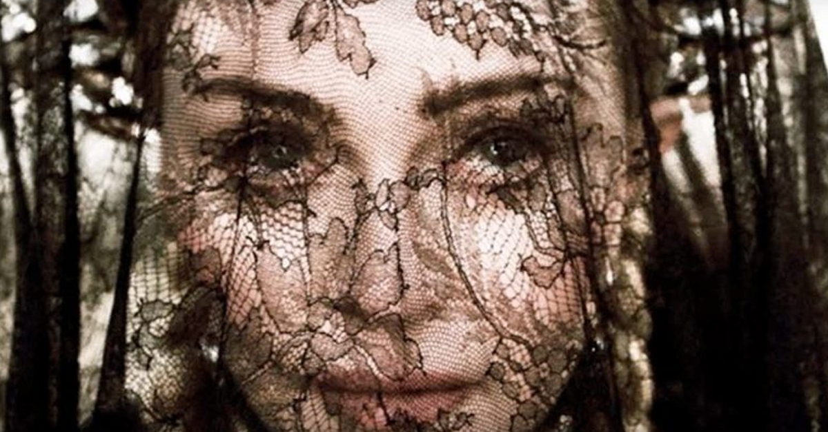 “Dark Ballet” | Mais uma faixa de “Madame X” de Madonna é revelada com clipe sombrio e cinematográfico