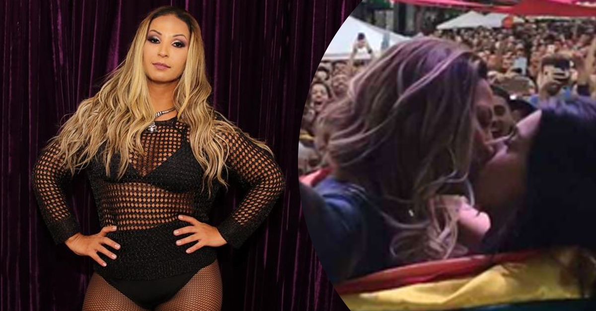 Em show, Valesca Popozuda beija fã do mesmo sexo