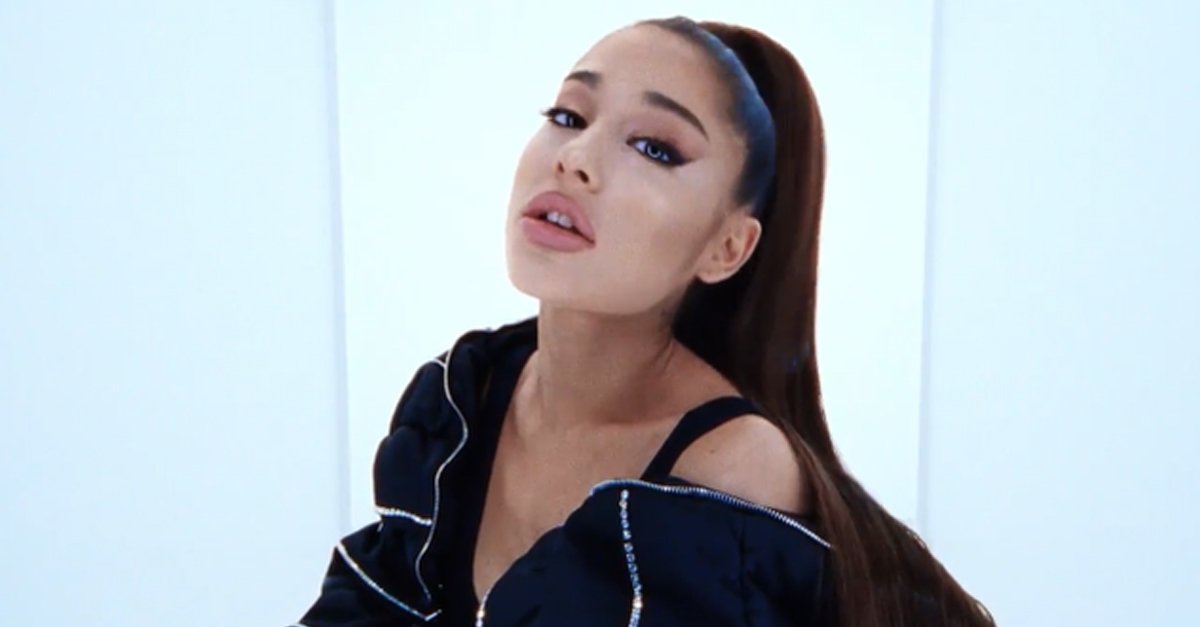 Em parceria com a Vogue, Ariana Grande lança de surpresa clipe para “In My Head”