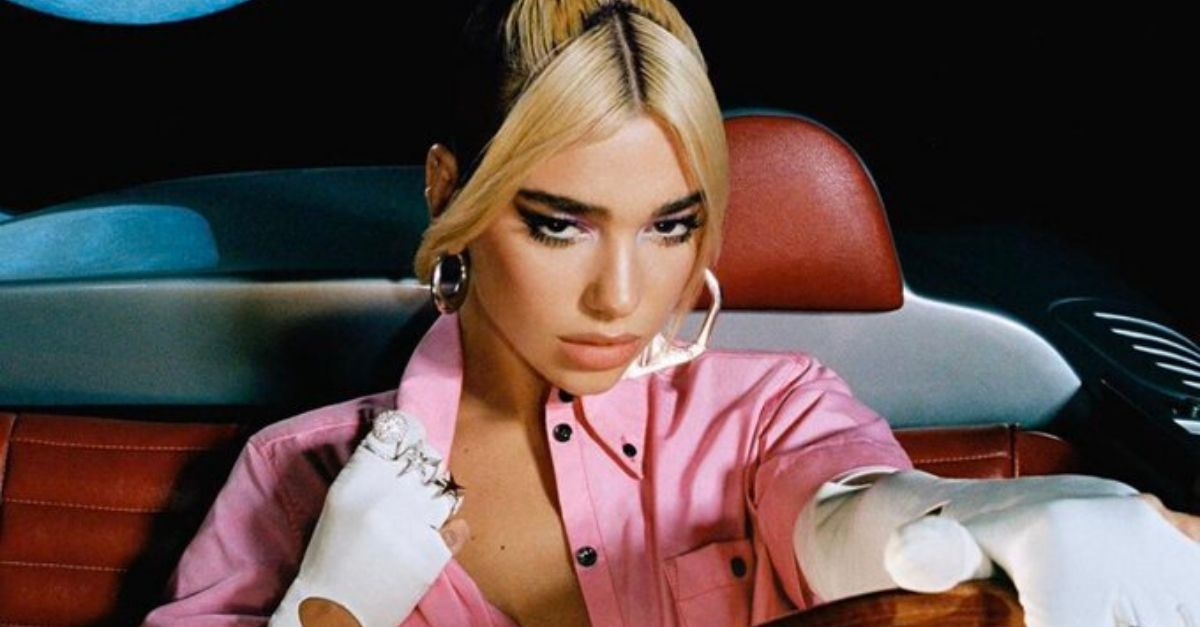Dua Lipa lança clipe multicolorido para a faixa “Physical”, assista!