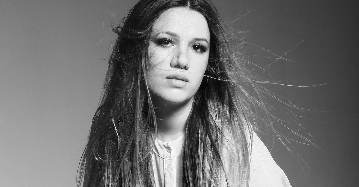 Voz do Poesia Acústica, Elana Dara lança o single “Falei de você pra minha mãe”