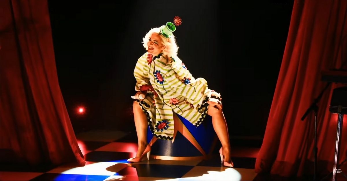 “Smile” | Katy Perry divulga capa de quinto álbum e pré-save de novo single; confira!