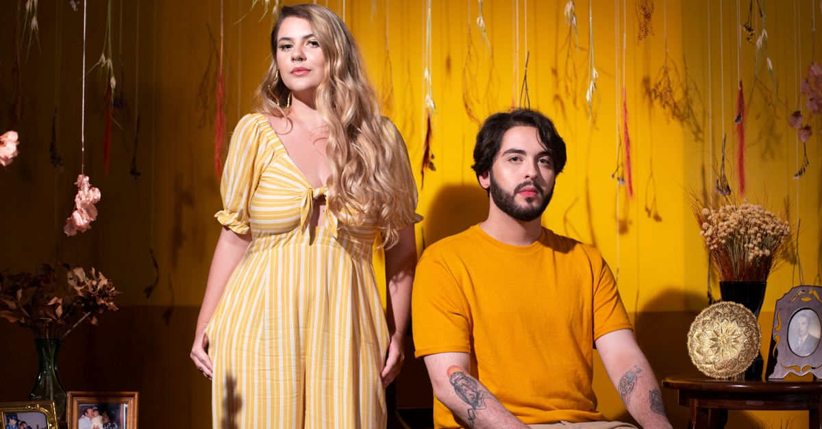 Renato Enoch e Bárbara Donhini lançam “pra secar o choro”, acompanhada de lyric vídeo