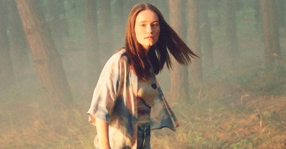 Sigrid foge de relacionamento turbulento no clipe de “Burning Bridges”; assista!