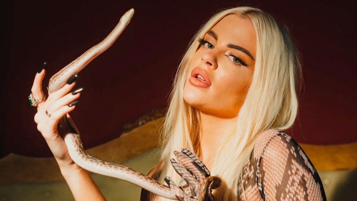 Luísa Sonza divulga lyric video do hit “ANACONDA”