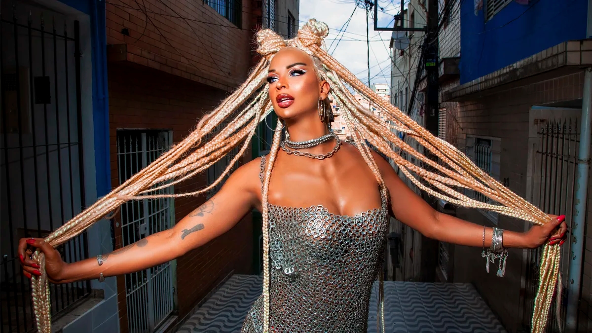 “LIA (pt. 1)” | Lia Clark resgata referências do funk em disco com participação de Mc Naninha e Pocah; ouça!