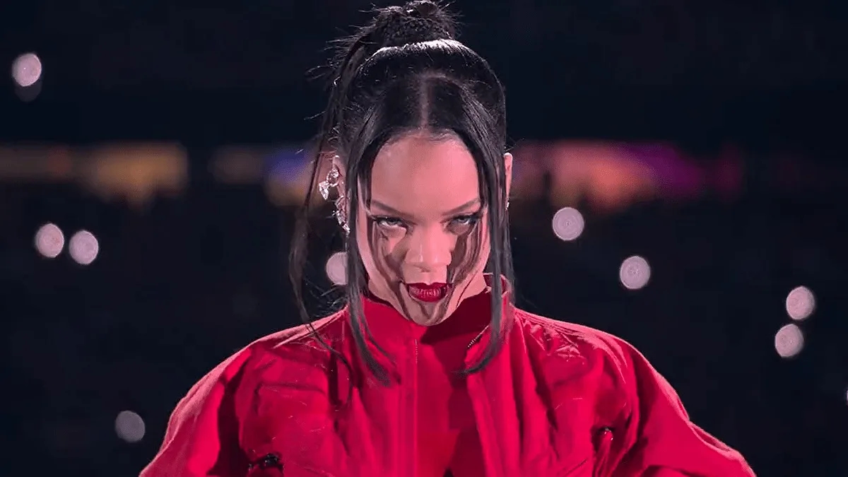 Rihanna apresenta os maiores hits da carreira no Halftime Show e anuncia gravidez