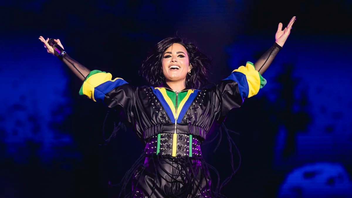 Demi Lovato leva os maiores sucessos da carreira ao The Town e convida Luísa Sonza para performance inédita