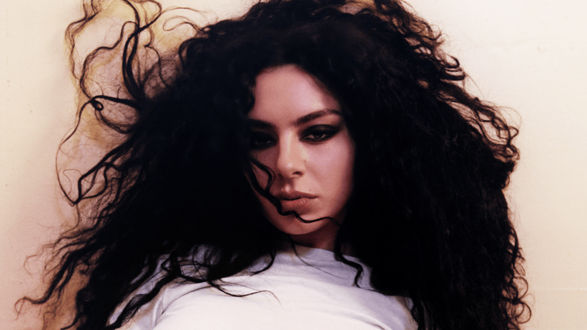 “Von Dutch”: Charli XCX lança primeiro single do disco “BRAT”