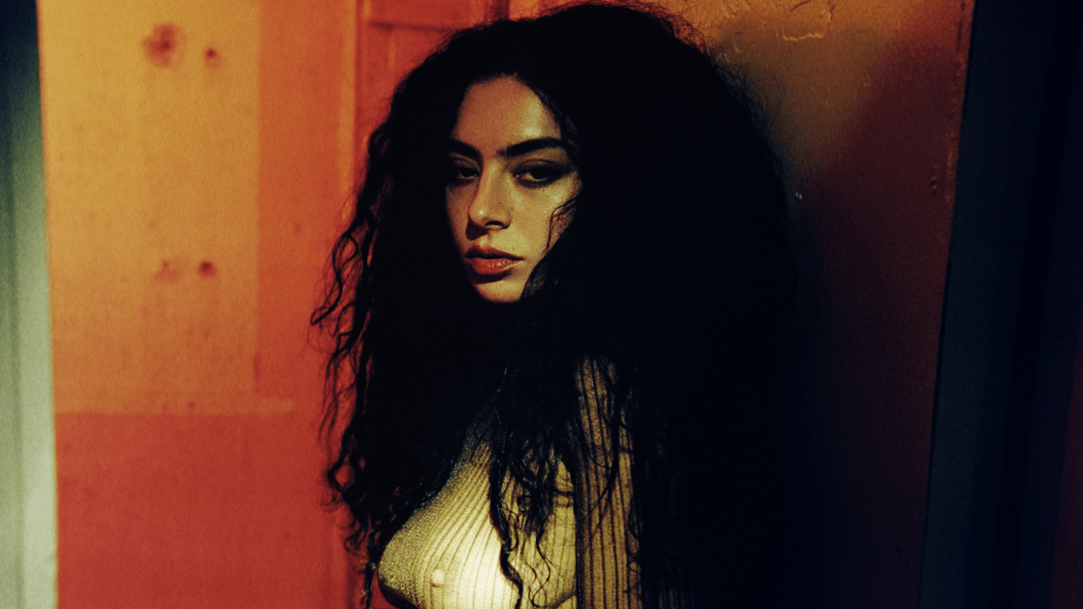 Charli XCX lança o aguardado e aclamado disco “BRAT”