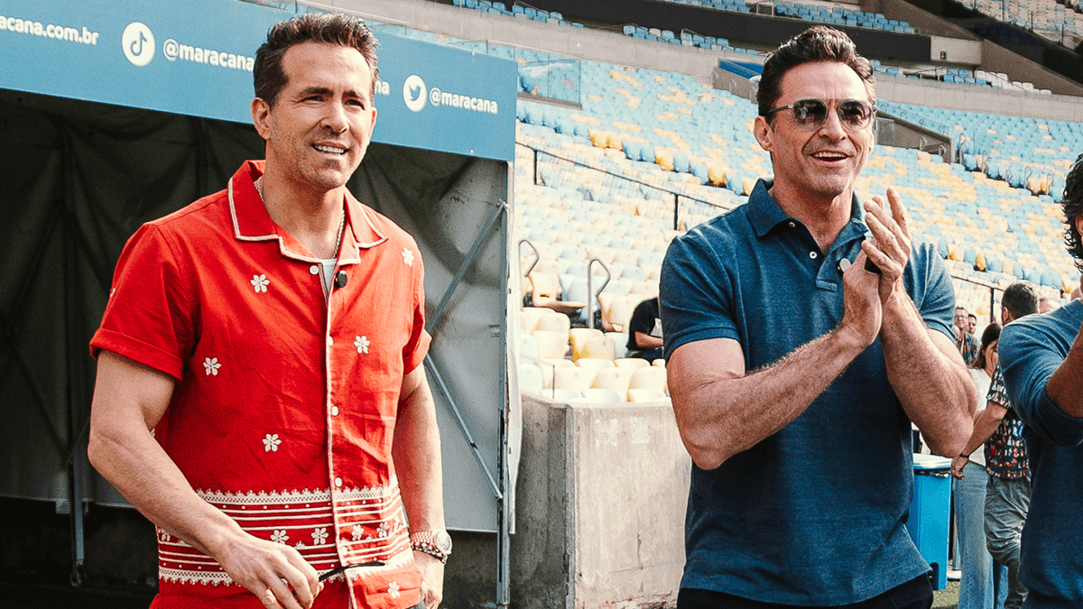 Ryan Reynolds e Hugh Jackman visitam Maracanã