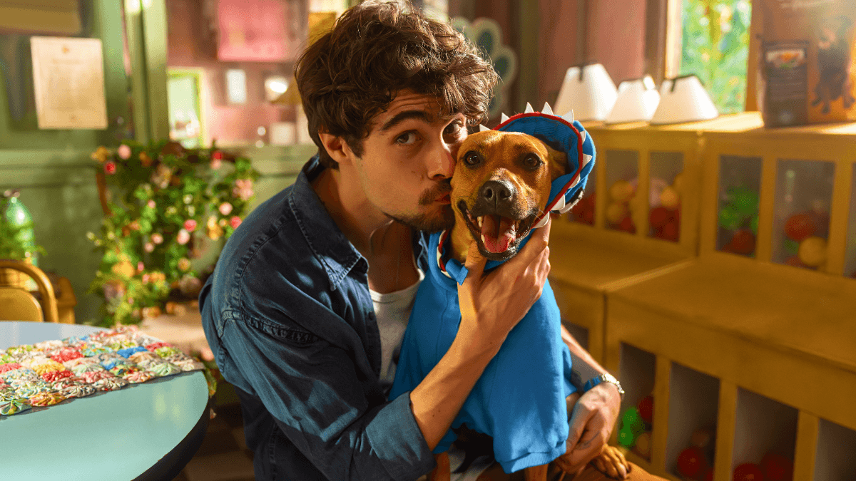 Netflix divulga primeiras imagens e pôster do filme “Caramelo” no Dia Nacional do Vira-Lata