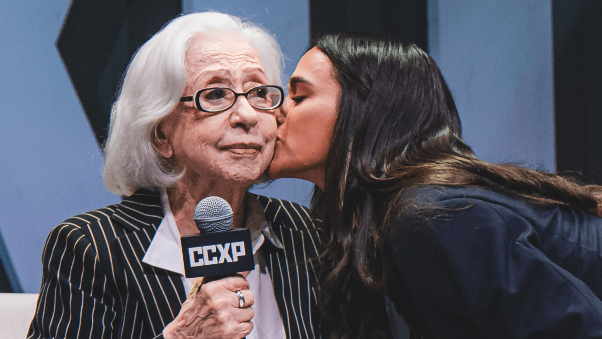 CCXP25: Bruna Marquezine chora com declaração inesperada de Fernanda Montenegro